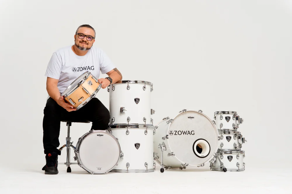 Drummer Ébano Santos with a Zowag drum kit
